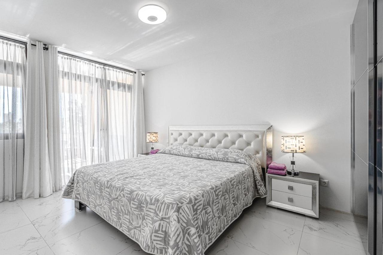 Amazing 3 Bedroom Apartment On The First Line Of The Best Las Americas Beach, Air Conditioner And Terrace Ocean View Playa de las Americas  Exterior foto